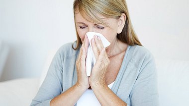 Wenn Sie einer Erkältung vorbeugen wollen, sollten Sie einige wichtige Tipps beherzigen. - Foto: laflor / iStock