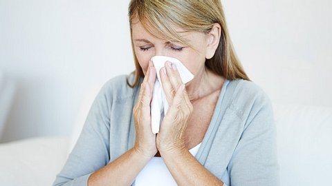Wenn Sie einer Erkältung vorbeugen wollen, sollten Sie einige wichtige Tipps beherzigen. - Foto: laflor / iStock