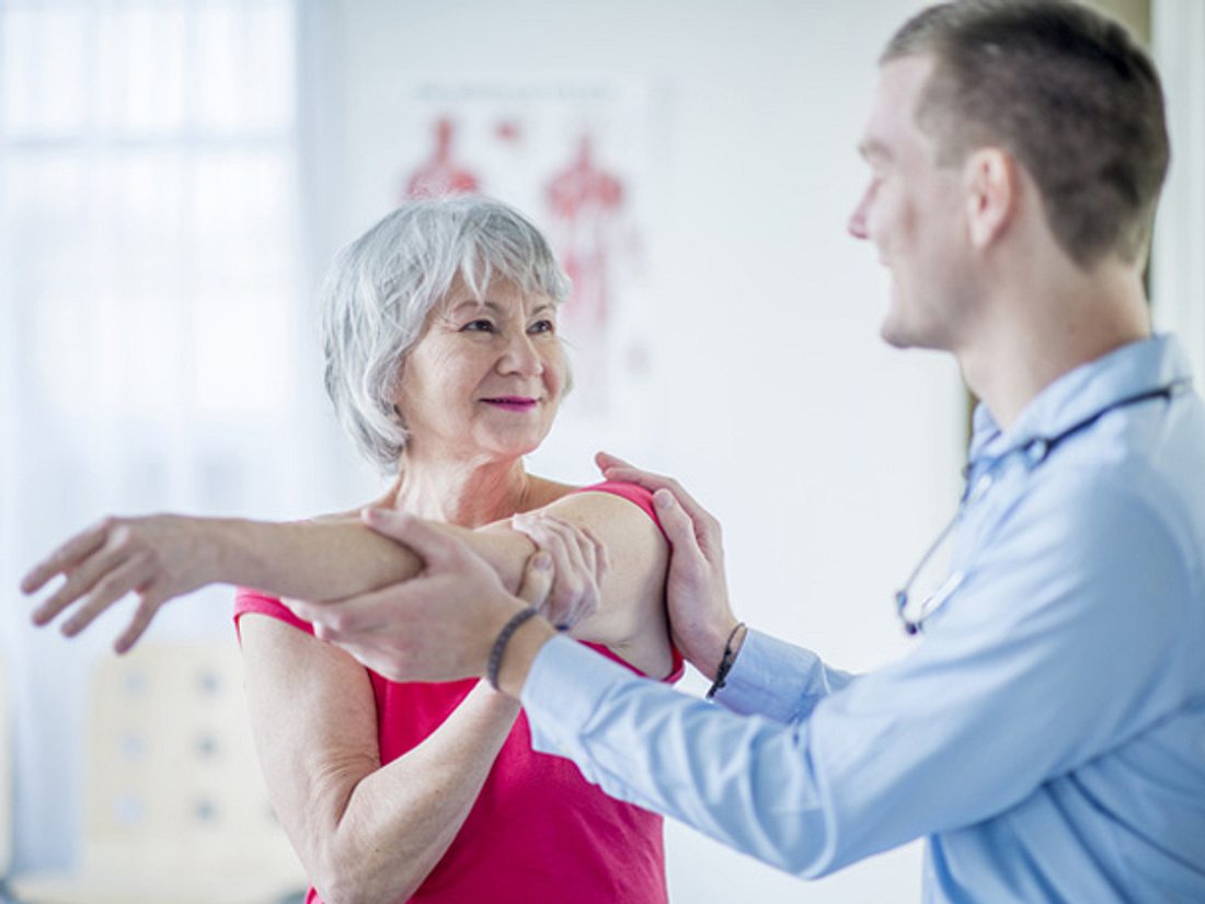 Innerhalb der Naturheilkunde können Gelenkschmerzen manuell therapiert werden. Mit Hilfe der Manuellen Medizin innerhalb der Naturheilkunde können Gelenkschmerzen therapiert werden.