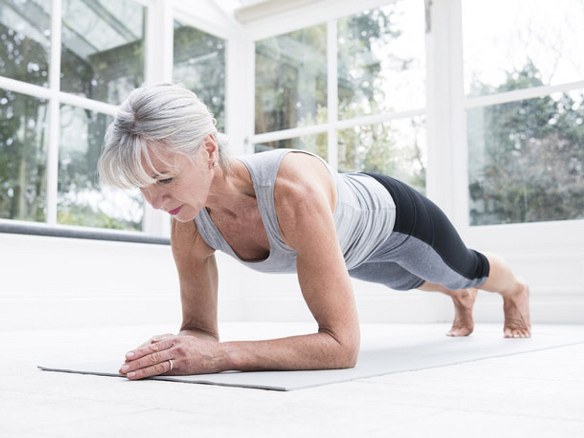 Yoga beugt Unbeweglichkeit im Alter vor.