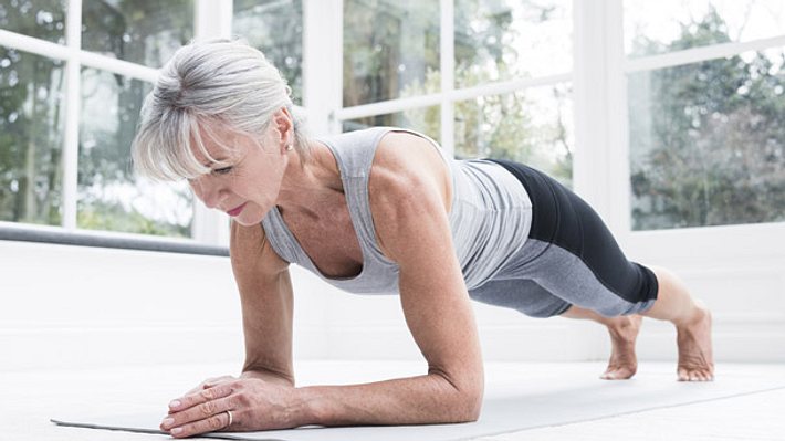 Yoga beugt Unbeweglichkeit im Alter vor. - Foto: iStock / JohnnyGreig