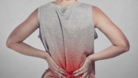 Schmerzen im unteren Rücken können auf eine Nierenerkrankung hindeuten.  - Foto: SIphotography / iStock