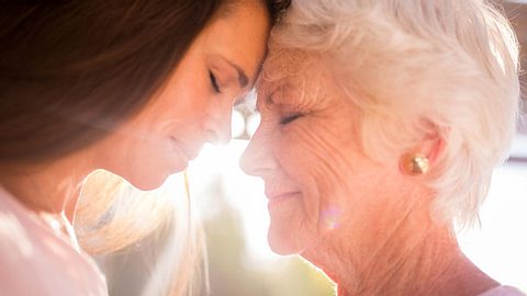 Pflege der Eltern - Foto: wundervisuals / iStock