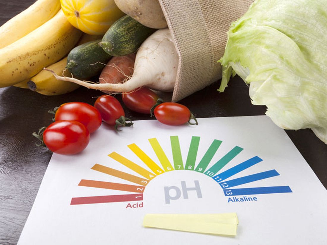 Um eine Übersäuerung Ihres Körpers auszugleichen, sollten Sie auf eine basische Ernährung setzen. Um eine Übersäuerung Ihres Körpers auszugleichen, sollten Sie auf eine basische Ernährung setzen.