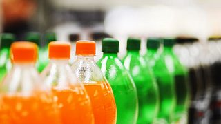 Die in Light-Getränken enthaltenen künstlichen Süßstoffe könnten das Schlaganfall- und Demenz-Risiko erhöhen. - Foto: RapidEye / iStock