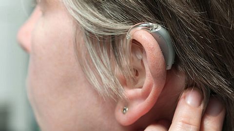 Wird bei Ihnen eine Hörminderung festgestellt, sollten Sie sich genügend Zeit nehmen, um das passende Hörgerät zu kaufen. - Foto: AlexRaths / iStock
