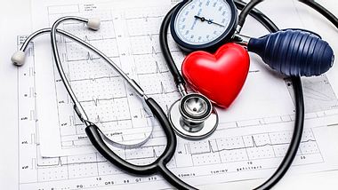 Hoher Blutdruck schädigt auf Dauer Blutgefäße und Herz. Was Sie dagegen tun können. - Foto: AlexRaths / iStock