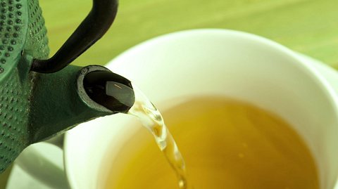 Grüner Tee tut viel für die Gesundheit. - Foto: mashabuba / iStock