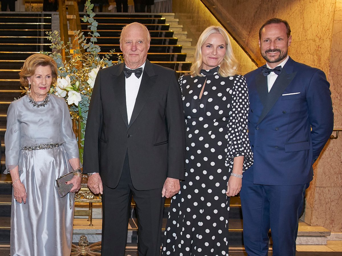 Norwegisches Monarchenpaar und Thronprinzenpaar bei einer Gala.