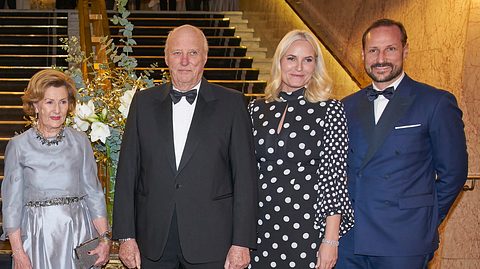 Norwegisches Monarchenpaar und Thronprinzenpaar bei einer Gala. - Foto: GettyImages/ Erik Valestrand 
