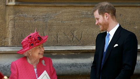 Königin Elisabeth II. und ihr Enkel Prinz Harry stehen sich sehr nahe. - Foto:  STEVE PARSONS/GettyImages