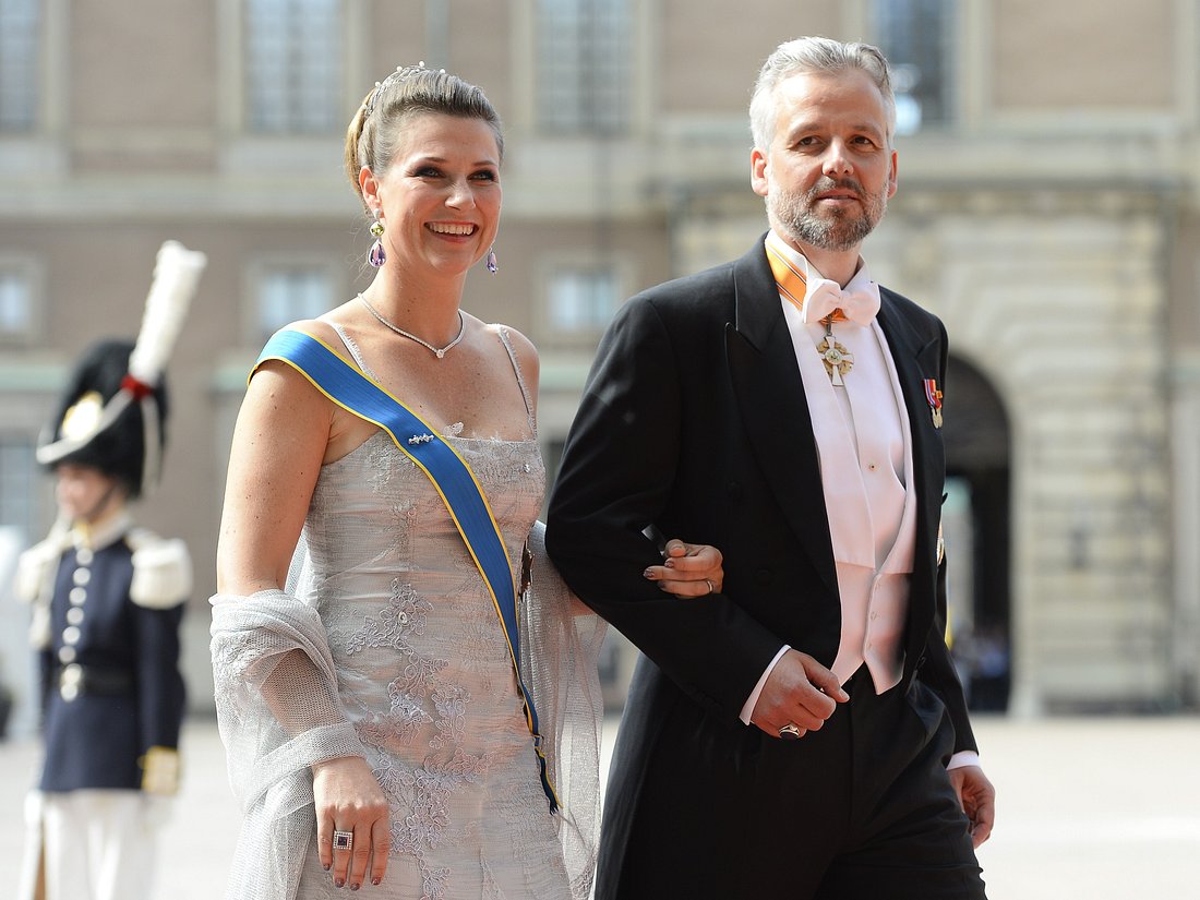 Prinzessin Märtha Louise zusammen mit ihrem bereits verstorbenen Ex-Mann Ari Behn. Prinzessin Märtha Louise zusammen mit ihrem bereits verstorbenen Ex-Mann Ari Behn.
