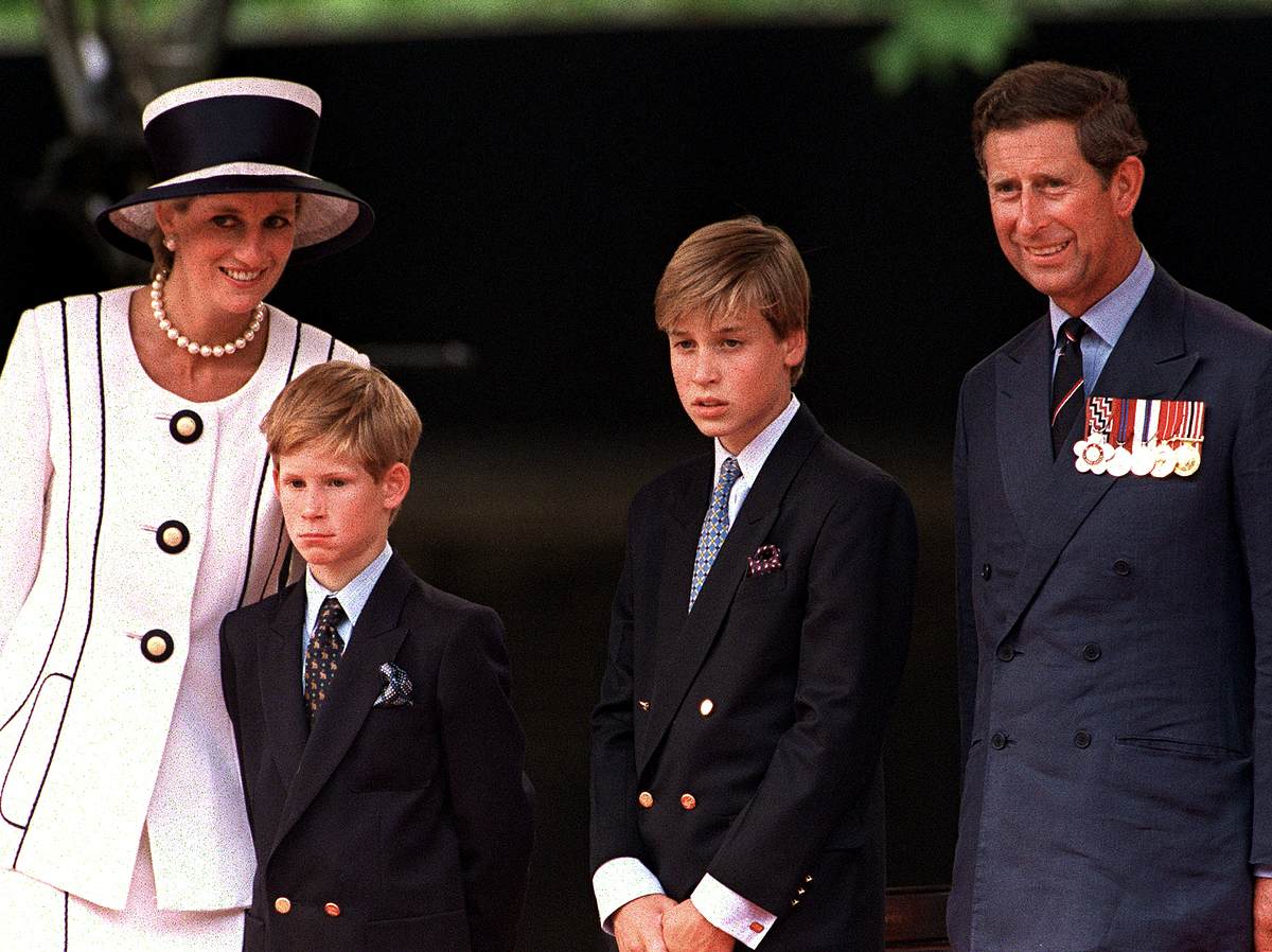 Ein Familienfoto von Lady Diana mit ihrem Ehemann Prinz Charles und ihren gemeinsamen Söhnen Prinz William sowie Prinz Harry.