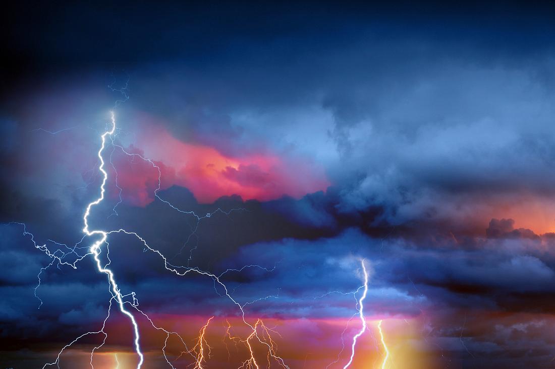 Vor allem am Donnerstag und Freitag kommt es in Deutschland zu teils schweren Gewittern. Donner, Blitze und Regen in stürmischer Sommernacht.