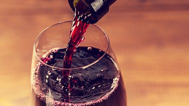 Gläser reinigen Weinglas mit Rotwein - Foto: jeka1984/iStock