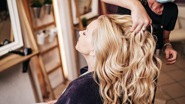 Ein Glossing für die Haare zaubert ein tolles Finish. - Foto: iStock/ Group4 Studio