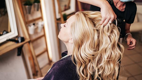 Ein Glossing für die Haare zaubert ein tolles Finish. - Foto: iStock/ Group4 Studio