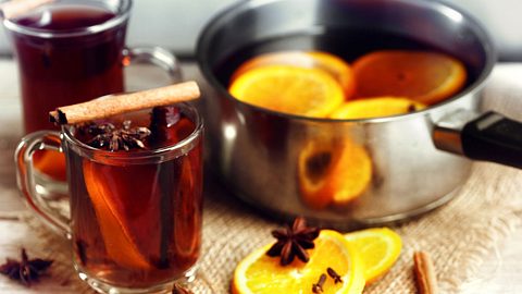 So können Sie Punsch und weißen Glühwein selber machen. - Foto: fermate/iStock