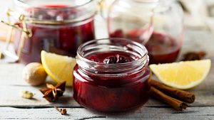 Glühweinmarmelade in drei Gläsern mit weihnachtlichen Gewürzen und Zitrone. - Foto: Mariha-kitchen / iStock