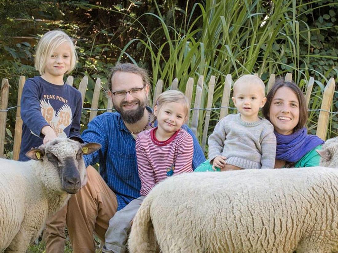 Axel und Dini von Studnitz mit drei von ihren vier Kindern. Familie von Studnitz vom Gnadenhof L(i)ebenswert.