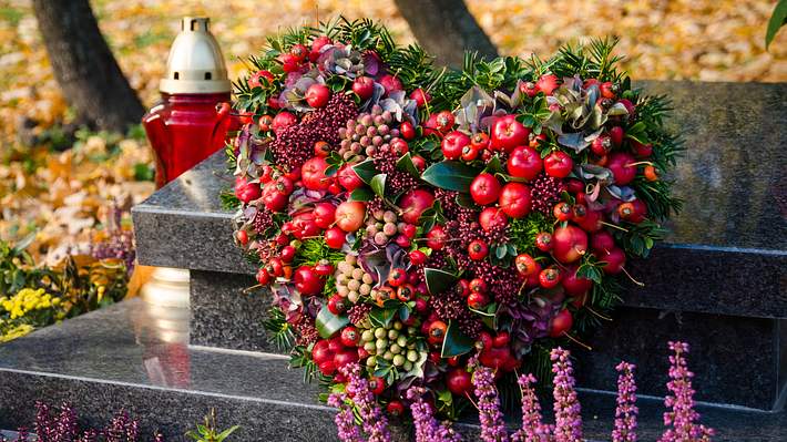 Selbstgemachtes Grabgesteck als Herz.  - Foto: KatarinaGondova / iStock