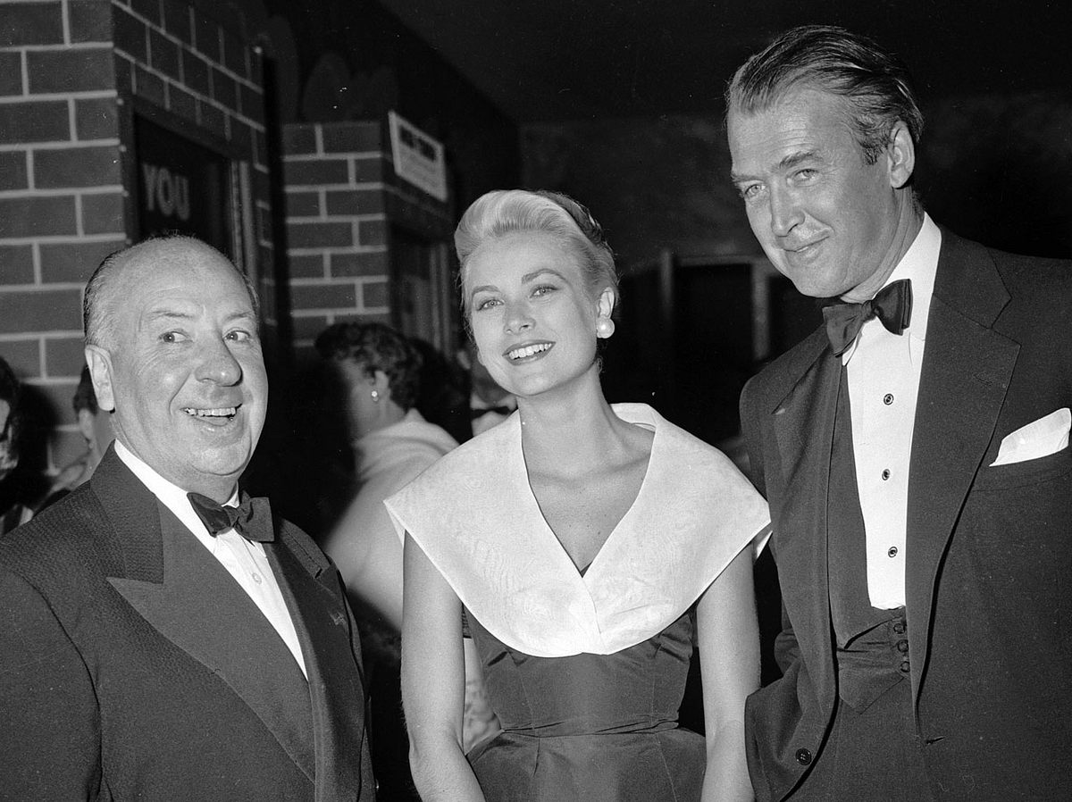 Grace Kelly, Alfred Hitchcock und James Stewart bei der Premiere des Films Das Fenster zum Hof.