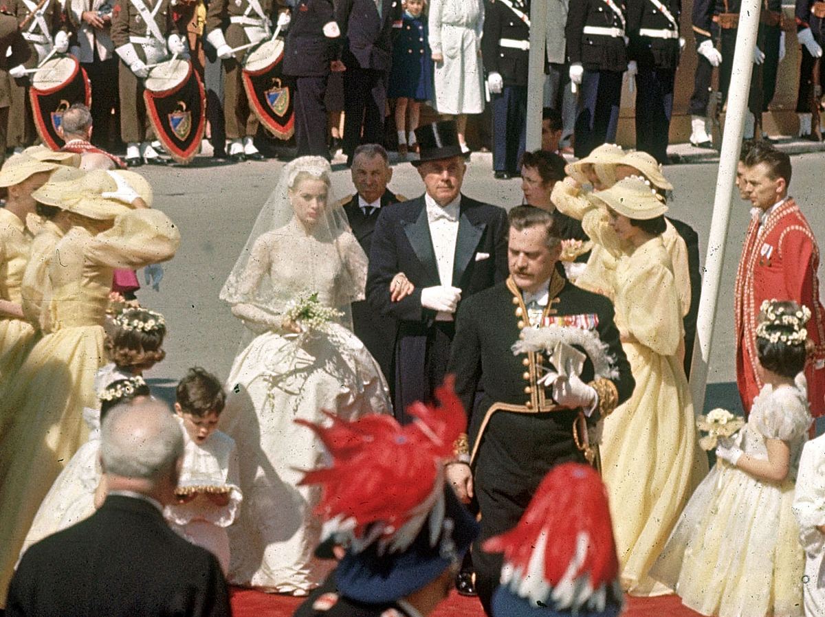 Grace Kelly am Tag ihrer Hochzeit auf dem Weg zur Kathedrale von Monaco.