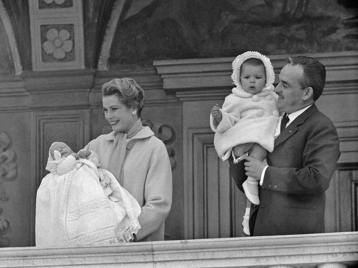 Fürst Rainier und Fürstin Gracia Patricia mit Prinzessin Caroline und dem Neugeborenen Prinz Albert.