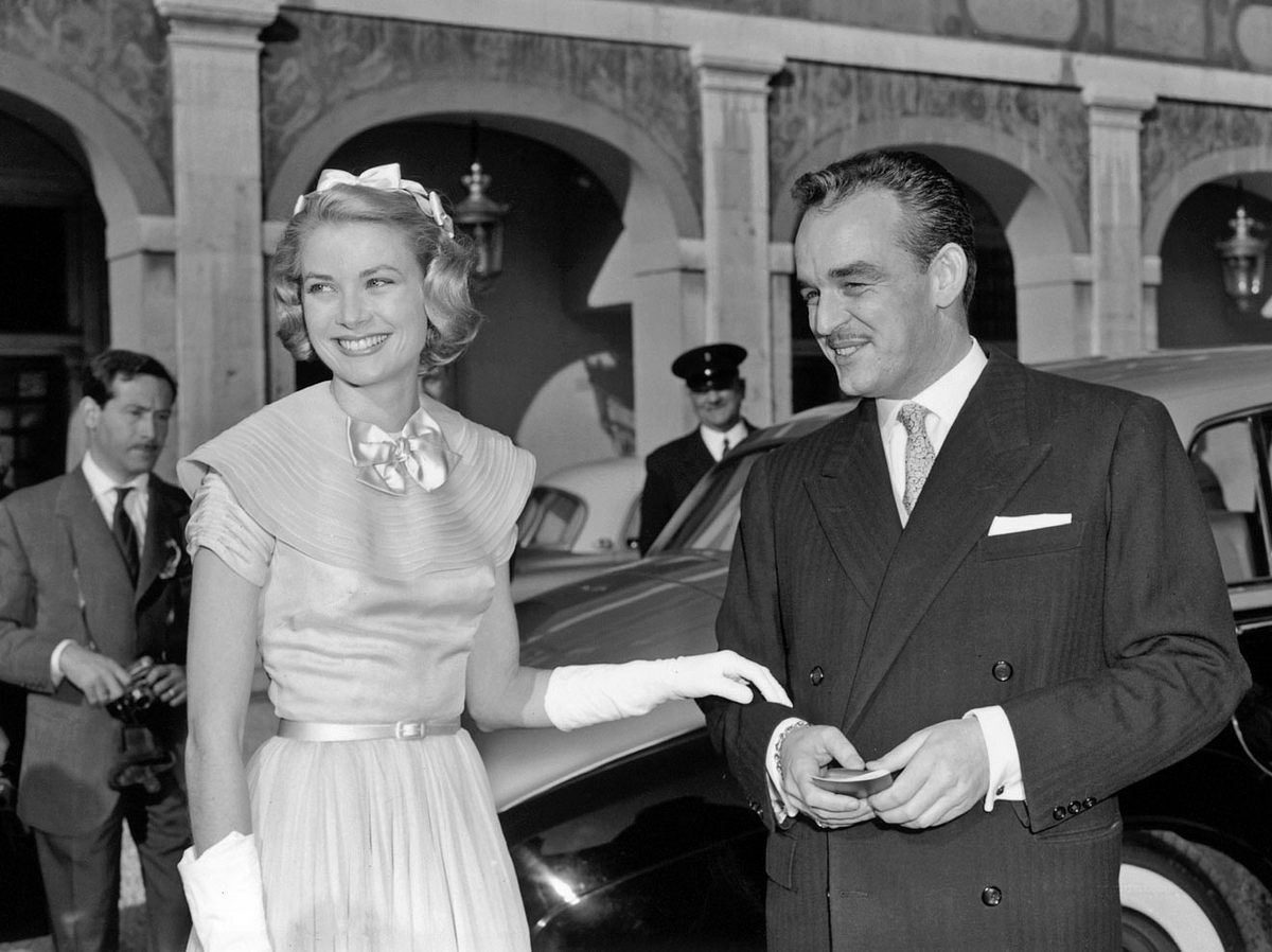 Grace Kelly mit ihrem Zukünftigen Fürst Rainier kurz vor der Hochzeit.