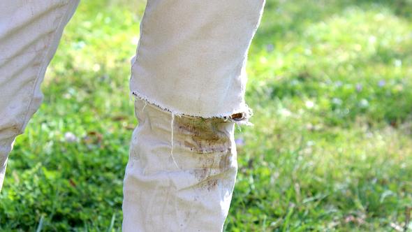 Ein großer Grasfleck hat sich auf der hellen Hose gebildet. - Foto: iStock / Terri Rosa Fox