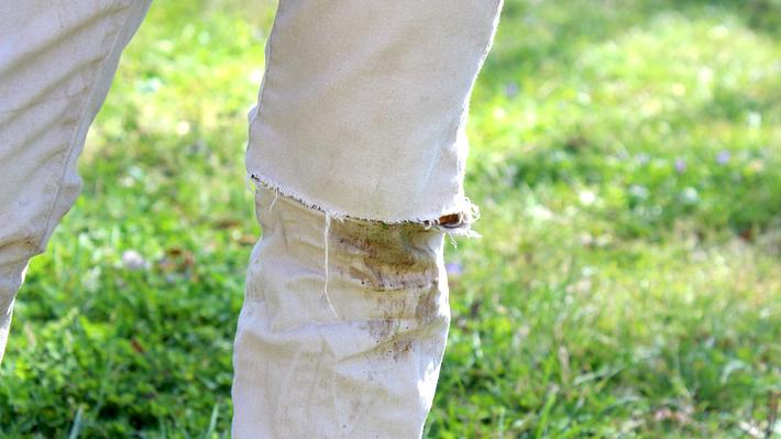 Ein großer Grasfleck hat sich auf der hellen Hose gebildet. - Foto: iStock / Terri Rosa Fox