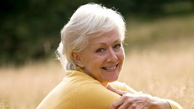 Graue Haare pflegen - so bleibt der Glanz! - Foto: iStock