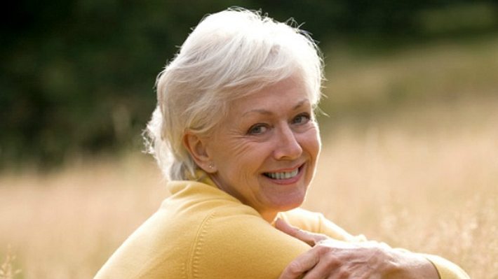 Graue Haare pflegen - so bleibt der Glanz! - Foto: iStock