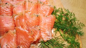 Graved Lachs kann zu Hause selbst gebeizt werden.  - Foto: dirkr / iStock