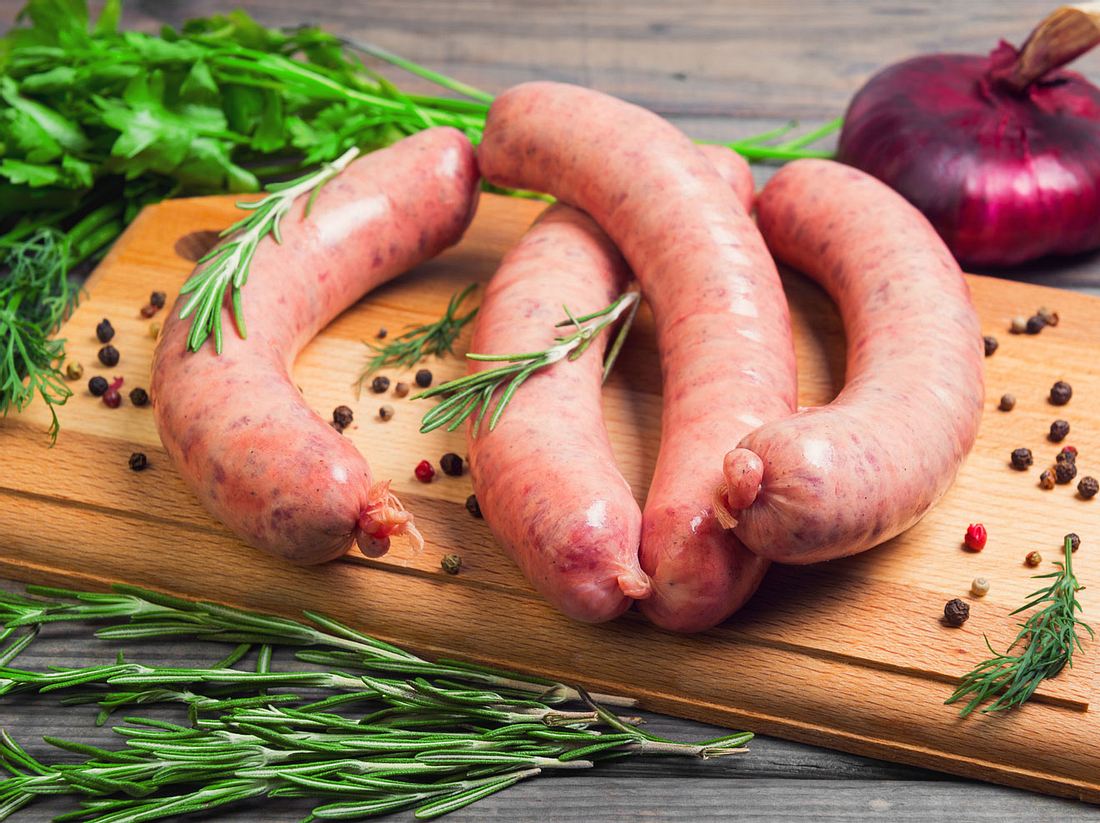 Aus einer groben Bratwurst lassen sich ca. zehn Hackklößchen rausdrücken. Grobe Bratwürste