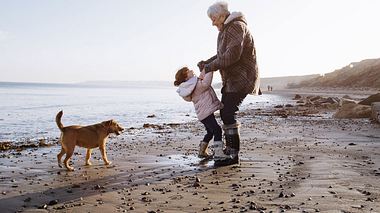 Großeltern sind eine Bereicherung für die Familie. - Foto: SolStock / iStock