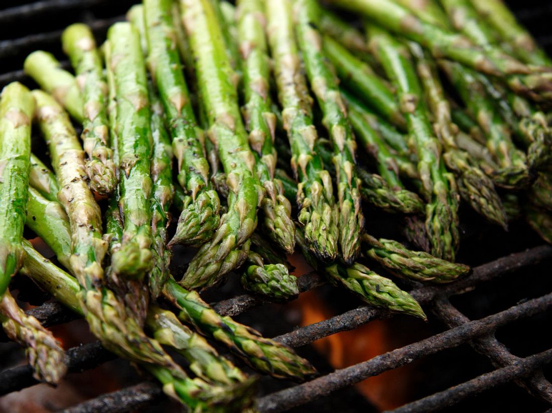Auf dem Grill braucht der grüne Spargel circa zehn bis zwölf Minuten. Grünen Spargel grillen