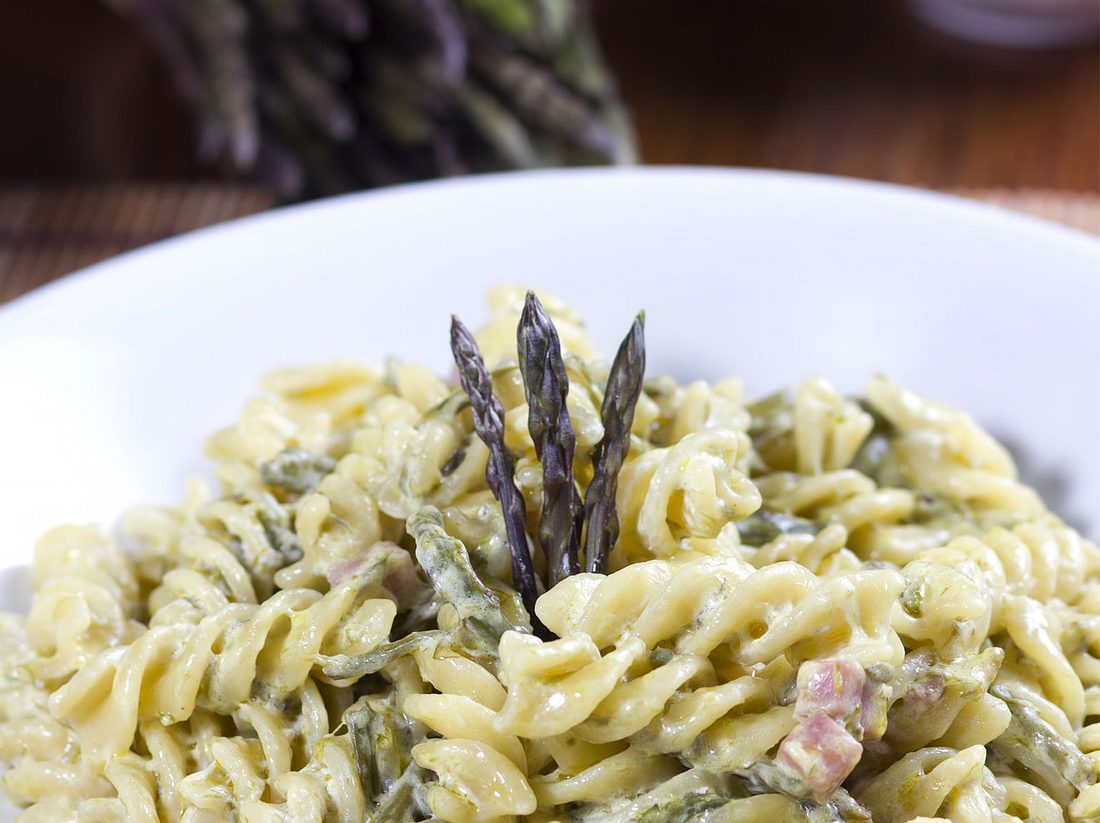 Die Käsesauce rundet den grünen Spargel hervorragend ab. grüner Spargel mit Nudeln
