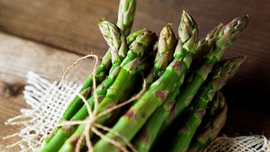 Grünen Spargel zubereiten - Foto: esseffe / iStock