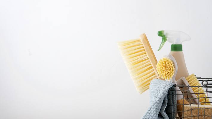 Putzmittel in einem Korb vor weißer Wand - Foto: iStock/Anna Puzatykh