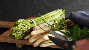 Grüner und weißer Spargel - Foto: iStock/Muenz