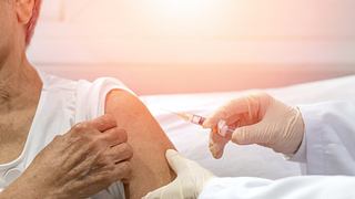 Impfung gegen Gürtelrose. - Foto: Pornpak Khunatorn / iStock