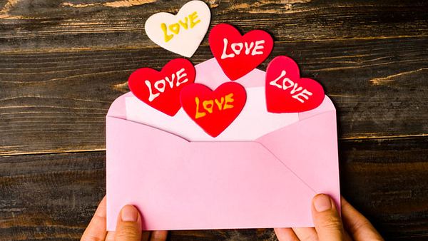 Ein Geschenk mit persönlicher Note ist ein Gutschein, den Sie selber basteln. - Foto: Nungning20 / iStock