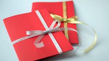 Gutschein verpacken: 5 Ideen für ein schönes Geschenk - Foto: yashabaker / iStock