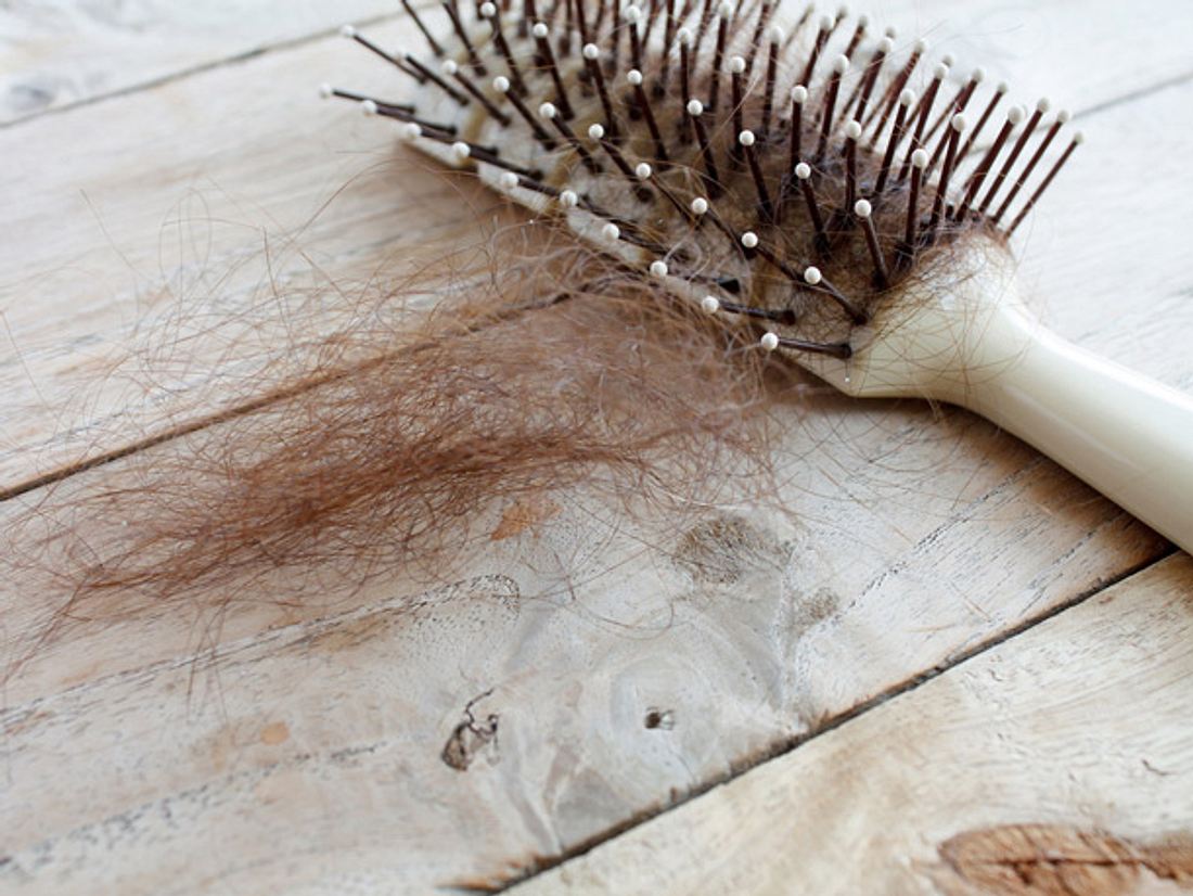 Haarausfall bei Frauen vorbeugen: Gesundes Haar und mehr Volumen