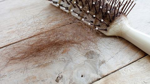 Haarausfall bei Frauen vorbeugen: Gesundes Haar und mehr Volumen - Foto: Kwangmoozaa / iStock