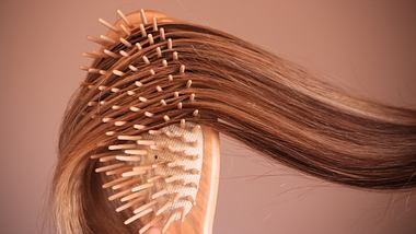 Haare gleiten über Bürste - Foto: iStock