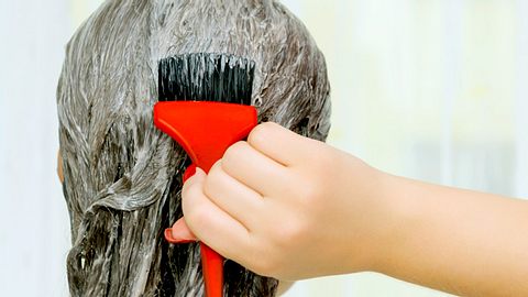 Tipps und Tricks beim Haare färben. - Foto: stock_colors / iStock