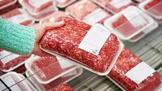 Was Sie beachten sollten, wenn Sie Hackfleisch auf Vorrat kaufen und dann einfrieren wollen. - Foto: sergeyryzhov / iStock