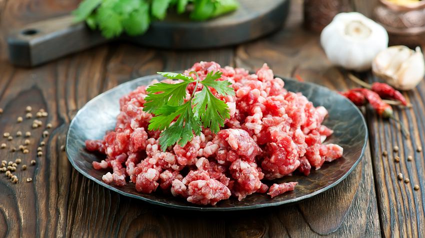 Hackfleisch auf einem Teller. - Foto: tycoon751 / iStock